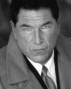 Rhino Michaels interpreta CryoCon