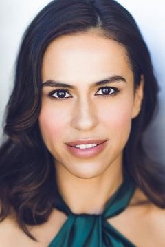 Karen Izaguirre interpreta Party Guest