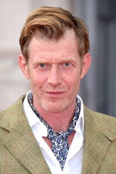 Jason Flemyng interpreta Tom