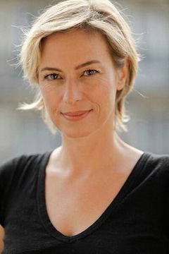 Jessica Forde interpreta Reporter