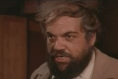 Ricardo Palacios interpreta Monsieur Lambert (uncredited)