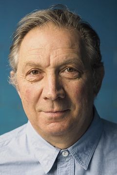 Richard Hope interpreta Harris Pascoe