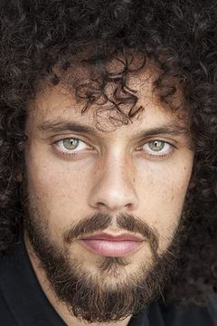 Carl Shaaban interpreta Jay