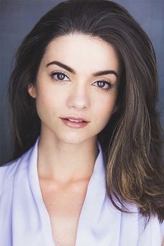 Lauren LaVera interpreta Italian Reporter (voice)