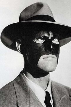 Tom Steele interpreta Tom - Security Guard (uncredited)