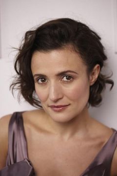 Lyndsey Marshal interpreta Kelly Cutler