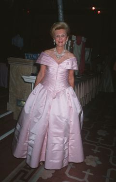 Barbara Davis interpreta Myrtle