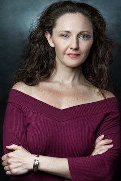 Abigail Rice interpreta Maid