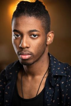 Kelvin Hodge interpreta Marcus
