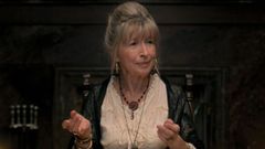 Maureen Thomas interpreta Grandma Ginnie Burke