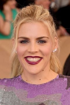 Busy Philipps interpreta Laurie Keller