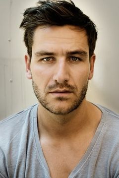 Michael Epp interpreta Pettis