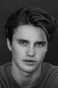 George Sear interpreta Parker Roscoe