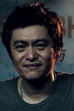 Pete Teo interpreta Tony