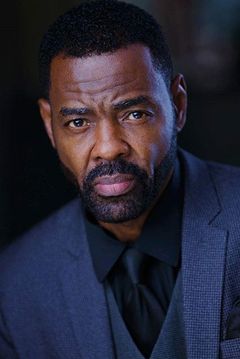 Vincent Lee Alston interpreta Armored Guard