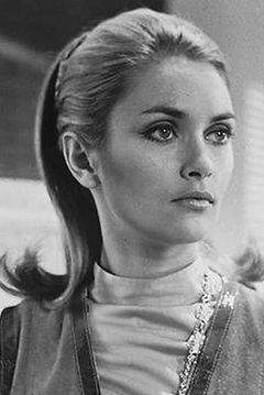 Alexandra Bastedo interpreta Gotham Society Dame