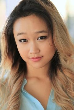 Cathy Ang interpreta Lily Goldenblatt