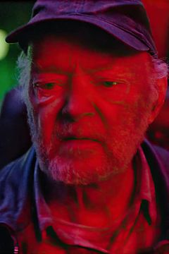Christian Erickson interpreta Louis the Old Farmer
