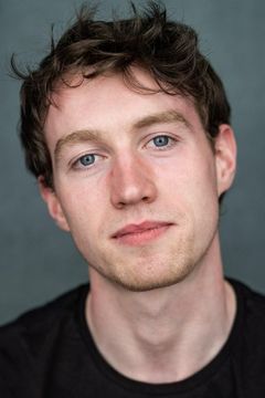 Cúán Hosty-Blaney interpreta Young Karl