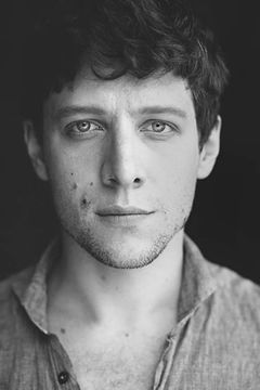 Alexander Forsyth interpreta Cadet