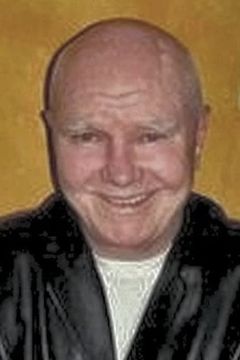 Mike Finneran interpreta Reporter