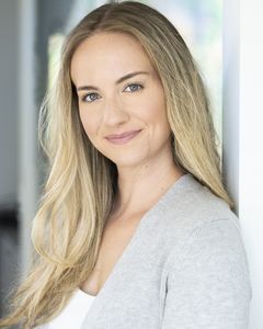 Naomi Hewer interpreta Alyson