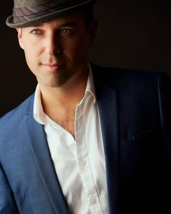 Luke Alleva interpreta Montmartre Dance Team