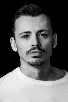 Thom Green interpreta Samuel