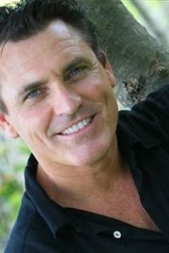 Eddie Matthews interpreta Agent #1