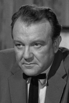 Hugh Sanders interpreta Dr. Reynolds (uncredited)