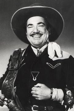 Jack O'Shea interpreta Patron of Palais Royale (uncredited)