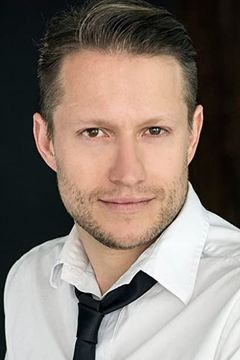 Robert Salvador interpreta Scott Harrison