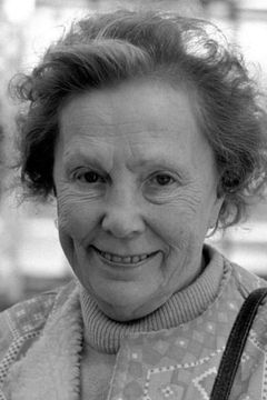 Gretchen Franklin interpreta Elderly Woman
