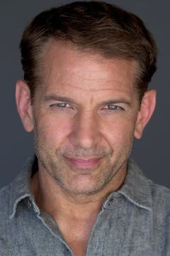 Chris Devlin interpreta Donovan (as Christopher Devlin)