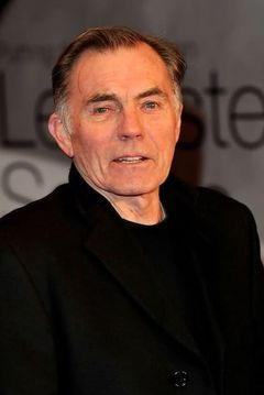 Maurice Roëves interpreta Colonel Munro