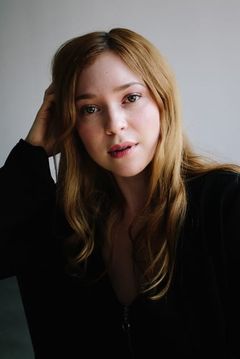 Sofia Banzhaf interpreta Young Maybelline
