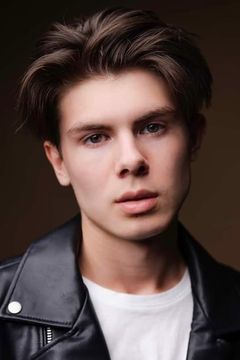 Jayden McGinlay interpreta Max