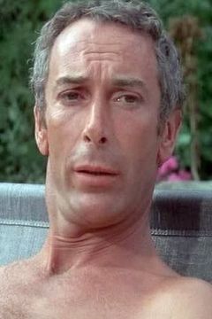 Jacques Pisias interpreta Man of Sam (uncredited)