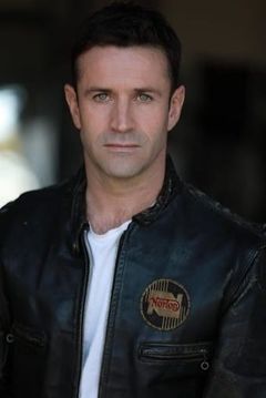 Adam Fergus interpreta Sullivan