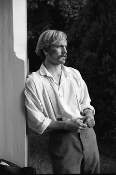 Julian Adams interpreta Lieutenant John Quaid