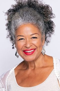 Deborah Barnes interpreta Mrs. Parker