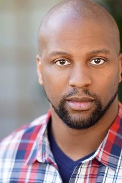Aaron D. Alexander interpreta Leon