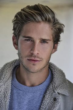Nick Slater interpreta Greg
