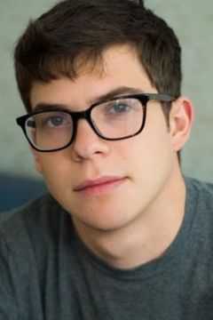 Jacob Kogan interpreta Young Spock