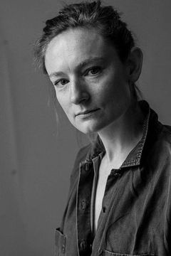 Flora Nicholson interpreta Jessie Sutton