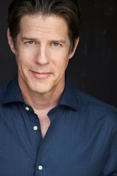 Rick Holmes interpreta Bob