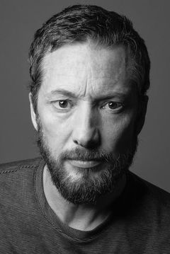 Danny Gilmore interpreta Father