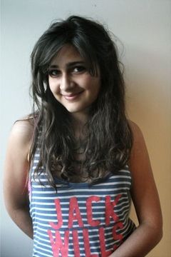 Holly Sohail interpreta Woman (uncredited)