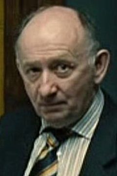 Michael Haughey interpreta Mr. Griffiths