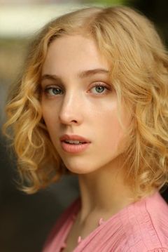 Tessa Bonham Jones interpreta Lucy (Co-Worker)